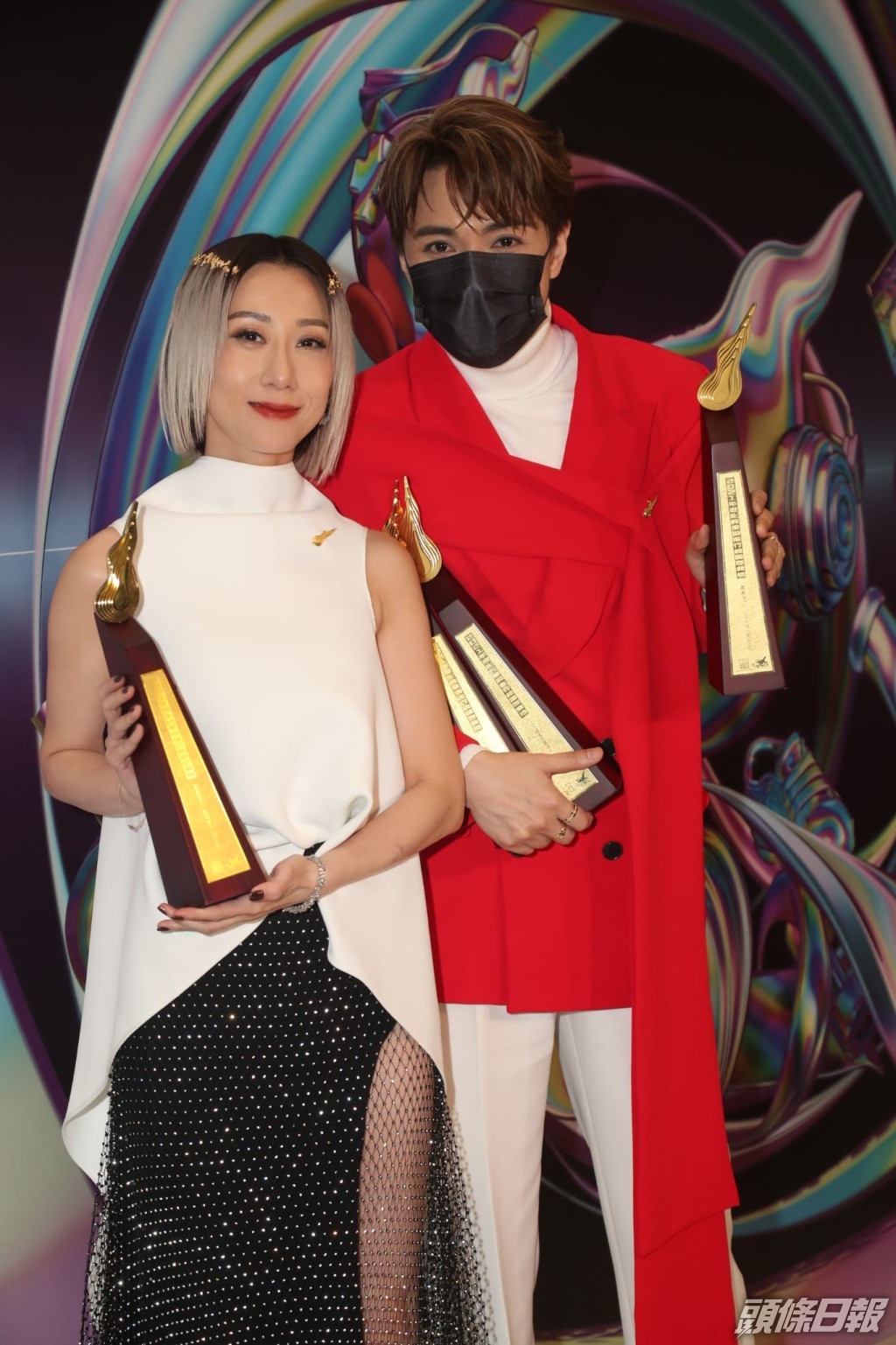 跟同公司的軒仔互相祝賀。